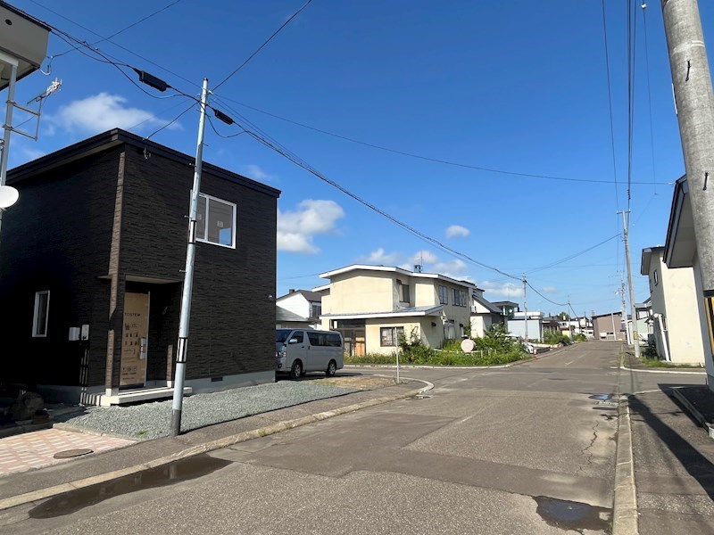 西富町３丁目１４８番　戸建て 現地写真（前面道路含む現地写真）