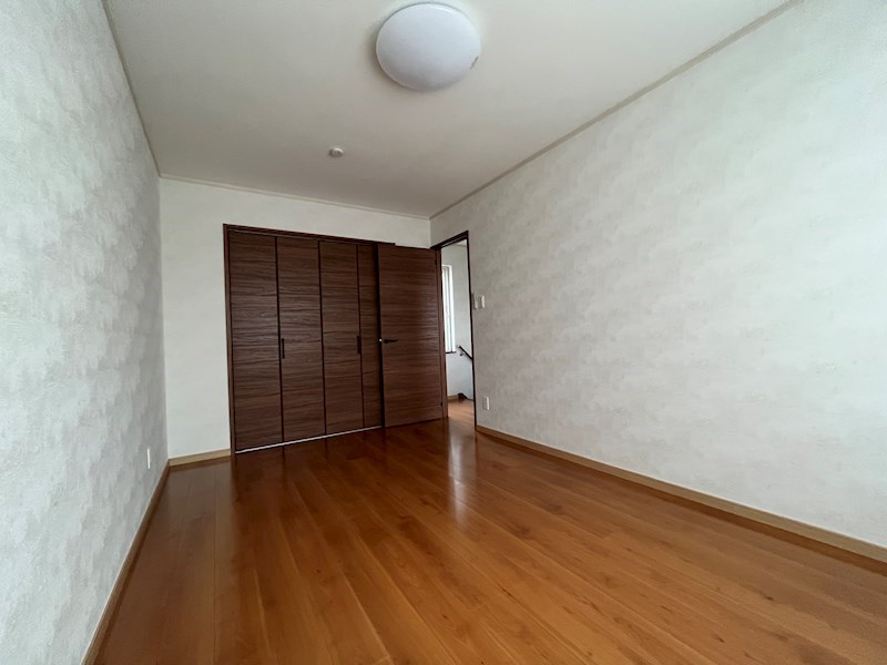 西富町２丁目１５８番　戸建て 内観写真（リビング以外の居室）