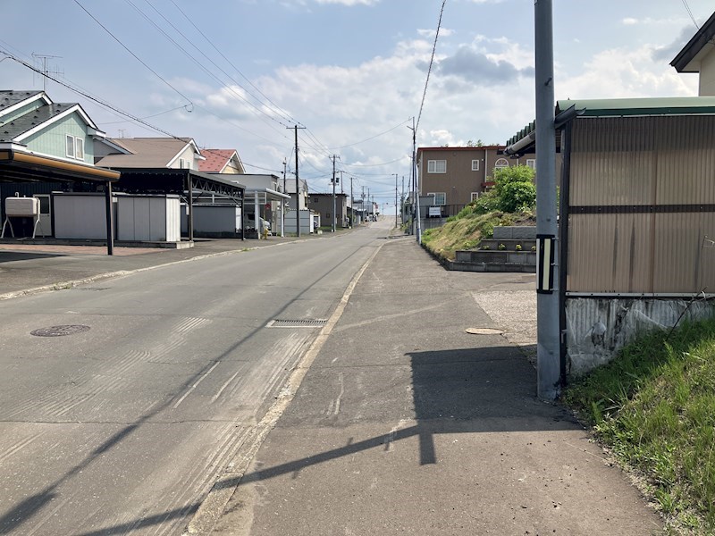 美山町西２丁目６１番　土地 現地写真（前面道路含む現地写真）