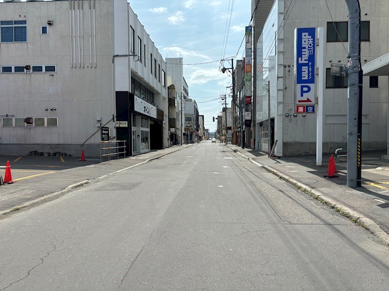 北三条西２丁目５番　店舗付住宅 現地写真（前面道路含む現地写真）