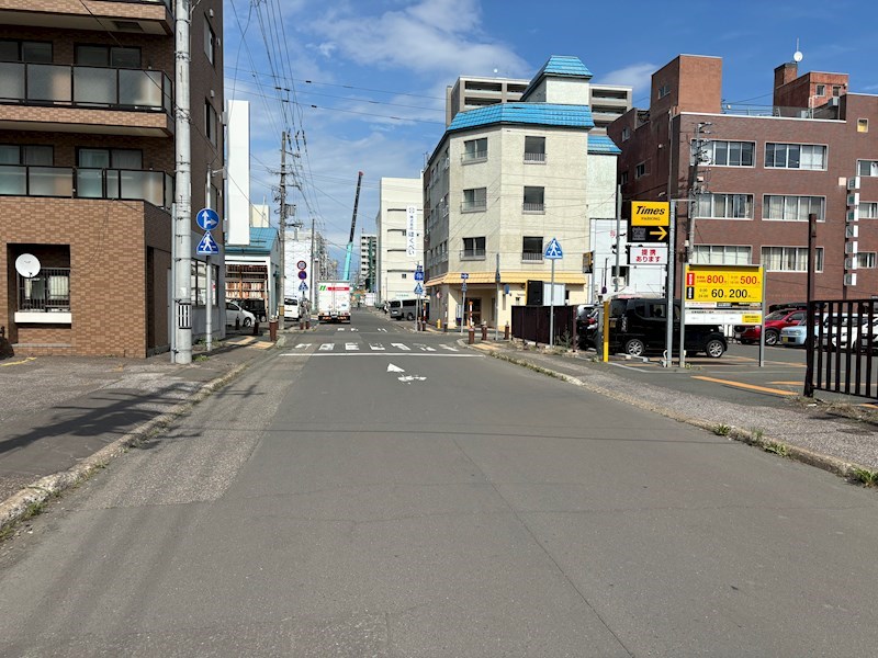 北三条西２丁目５番　店舗付住宅 現地写真（前面道路含む現地写真）