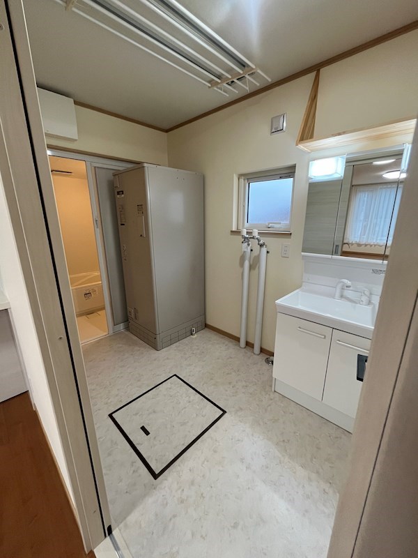 小泉６７５番　戸建て　A 内観写真（洗面台・洗面所）