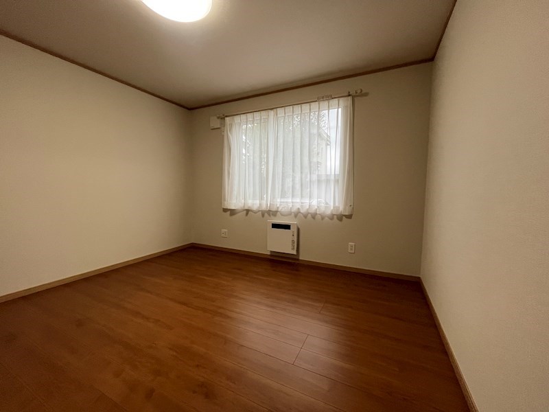 小泉６７５番　戸建て　A 内観写真（リビング以外の居室）