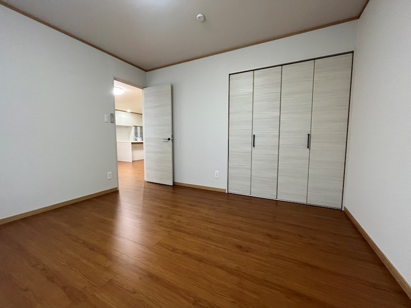 小泉６７５番　戸建て　A 内観写真（リビング以外の居室）