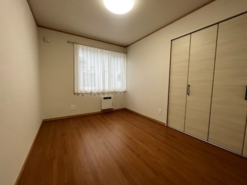 小泉６７５番　戸建て　A 内観写真（リビング以外の居室）