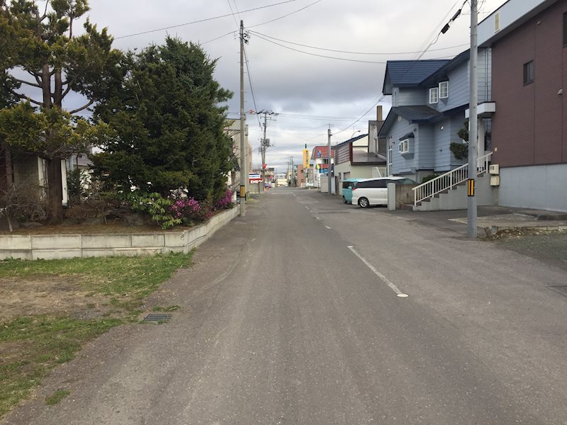 美幌町字新町１丁目６３番　土地 現地写真（前面道路含む現地写真）