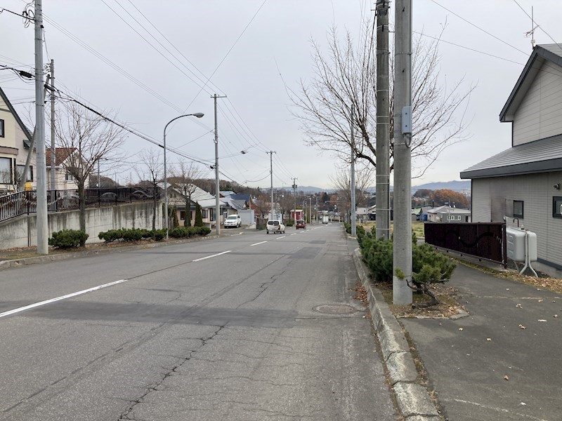 美山町南4丁目１７番　土地 現地写真（前面道路含む現地写真）