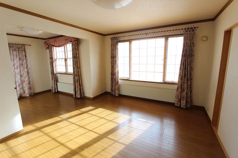 新生町７７番　戸建て 内観写真（リビング）