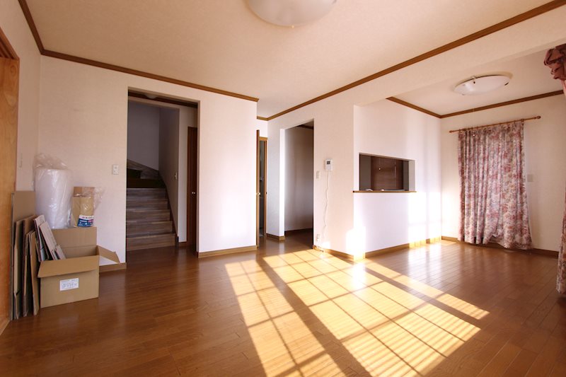 新生町７７番　戸建て 内観写真（リビング）