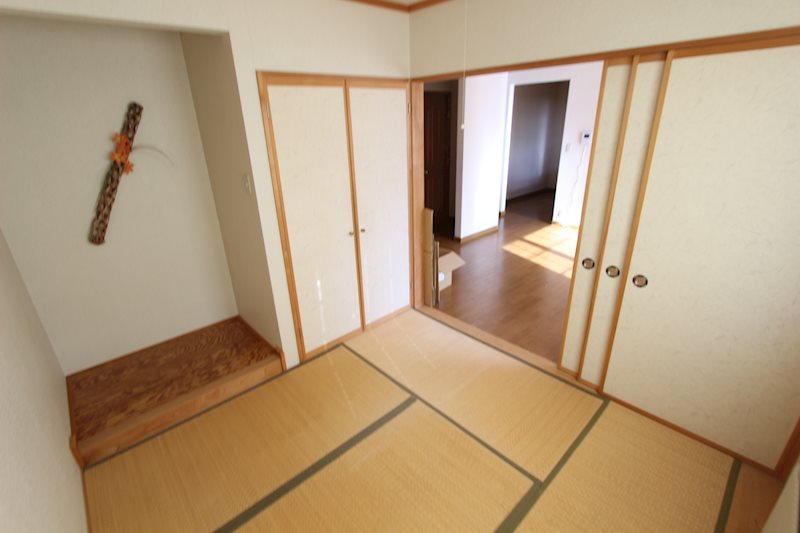 新生町７７番　戸建て 内観写真（リビング以外の居室）