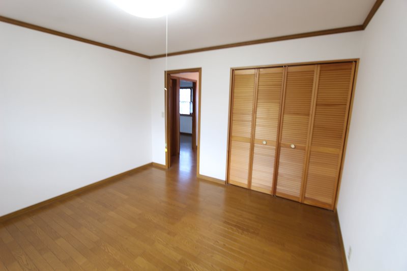 新生町７７番　戸建て 内観写真（リビング以外の居室）