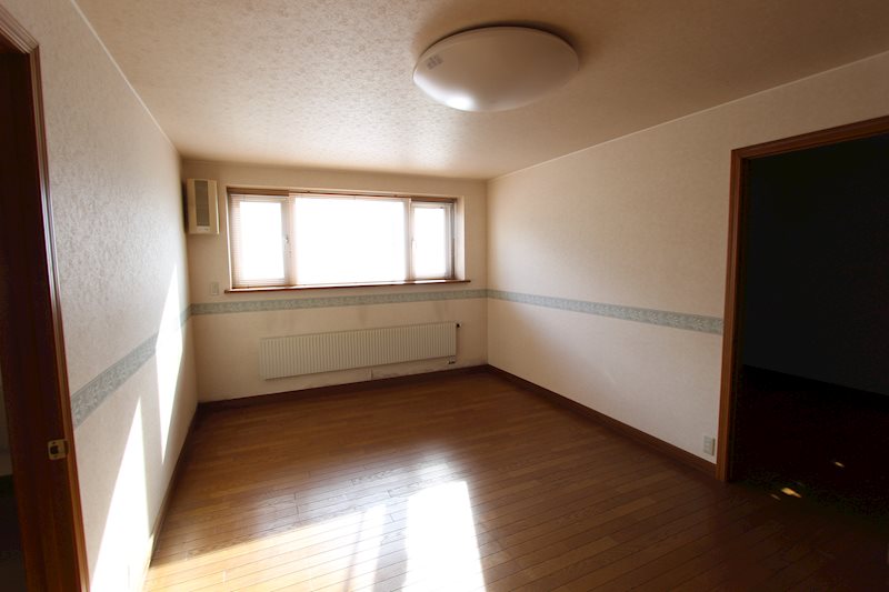 新生町７７番　戸建て 内観写真（リビング以外の居室）