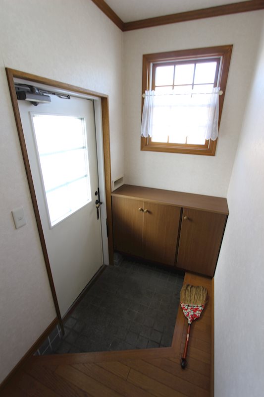 新生町７７番　戸建て 現地写真（玄関）