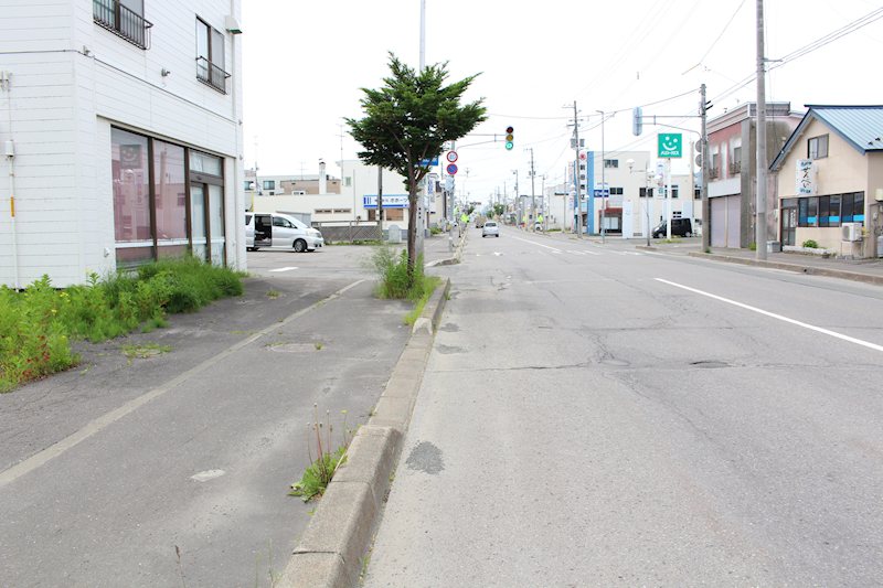 美幌町字仲町１丁目２１番　土地 現地写真（前面道路含む現地写真）