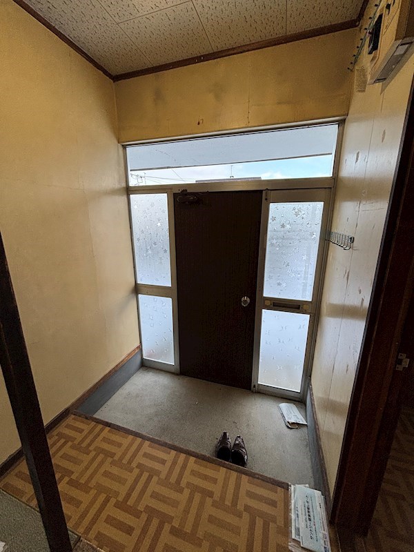 三楽町１２６番　共同住宅 現地写真（玄関）