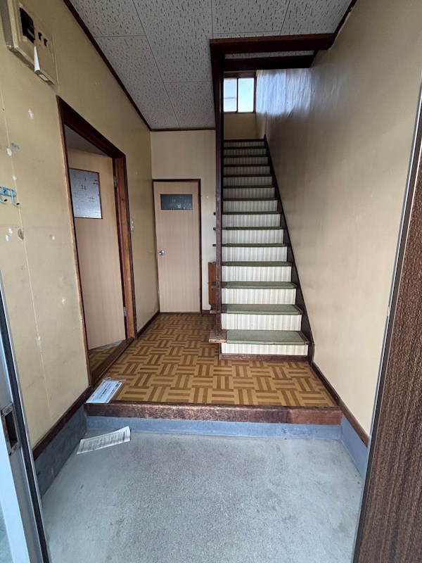 三楽町１２６番　共同住宅 現地写真（玄関）