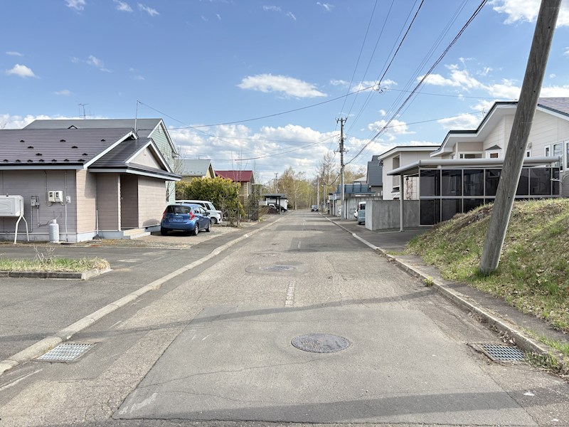 美山町東４丁目８２番　土地 現地写真（前面道路含む現地写真）