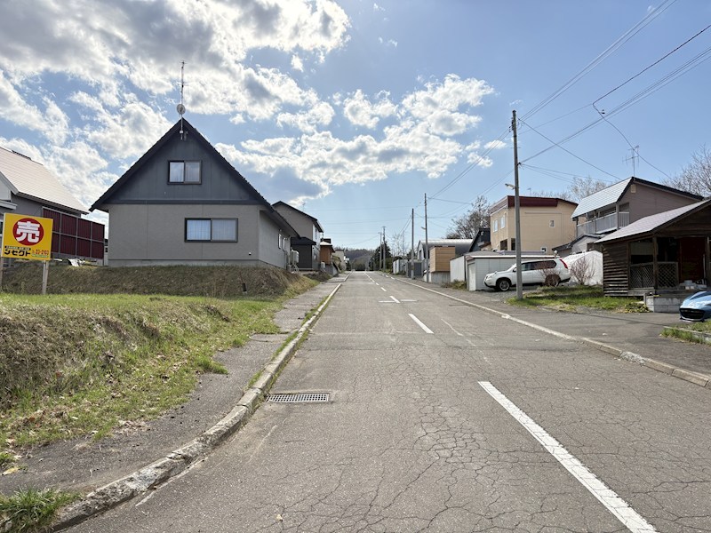 美山町東４丁目８２番　土地 現地写真（前面道路含む現地写真）