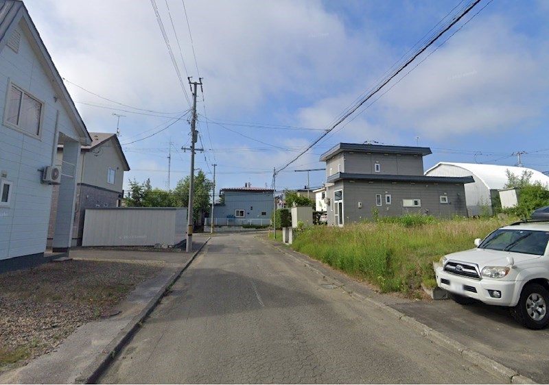 美山町西３丁目１０４番　土地 現地写真（前面道路含む現地写真）