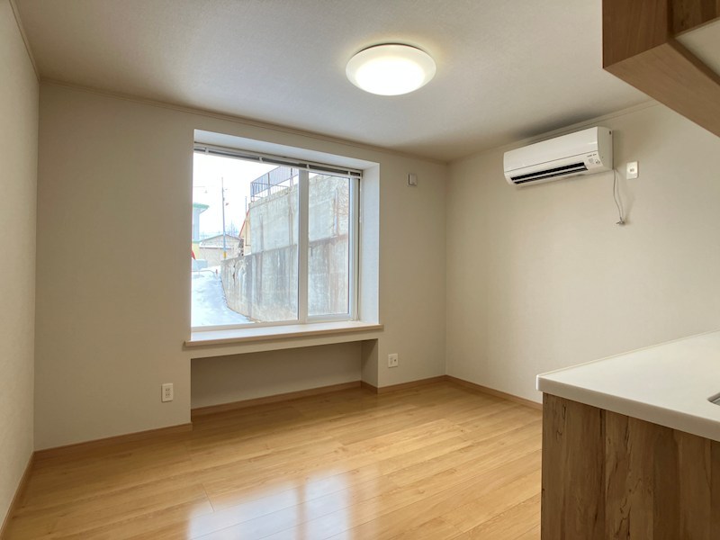美芳町３丁目４番　共同住宅 内観写真（リビング）