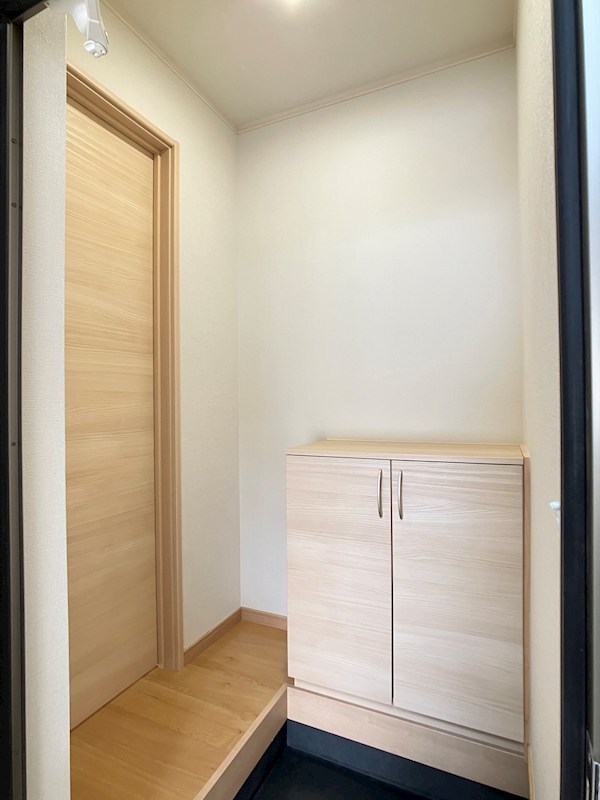 美芳町３丁目４番　共同住宅 現地写真（玄関）