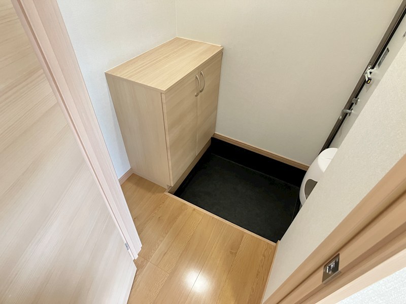 美芳町３丁目４番　共同住宅 現地写真（玄関）