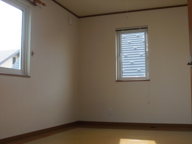 川東５６番　戸建て 内観写真（リビング以外の居室）