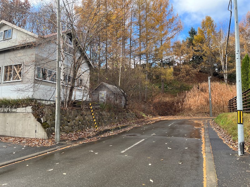 美山町東３丁目７０番　土地 現地写真（前面道路含む現地写真）