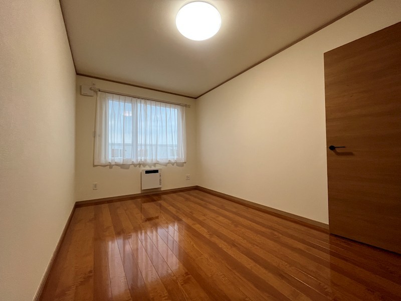 とん田西町２１７番　戸建て 内観写真（リビング以外の居室）