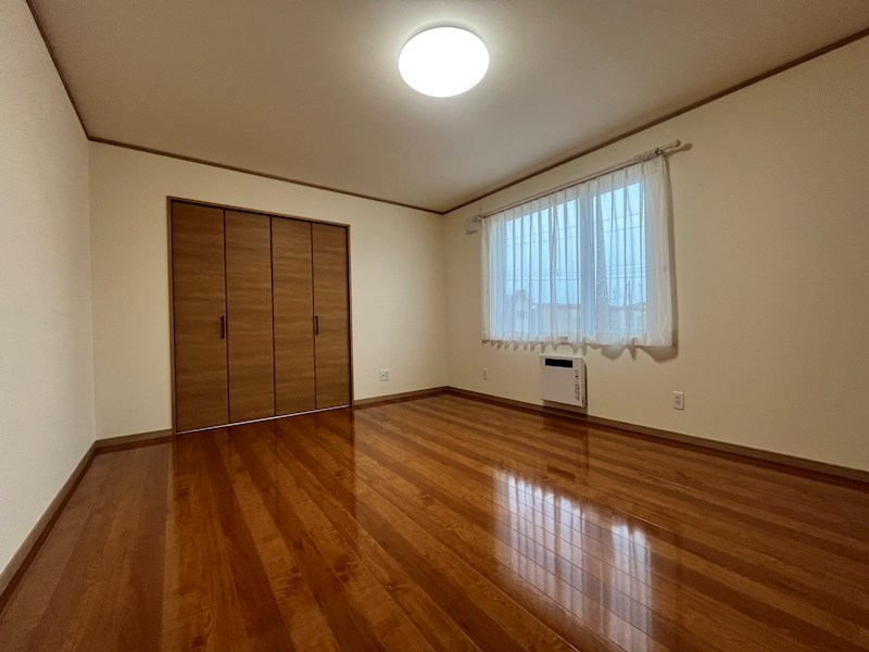 とん田西町２１７番　戸建て 内観写真（リビング以外の居室）