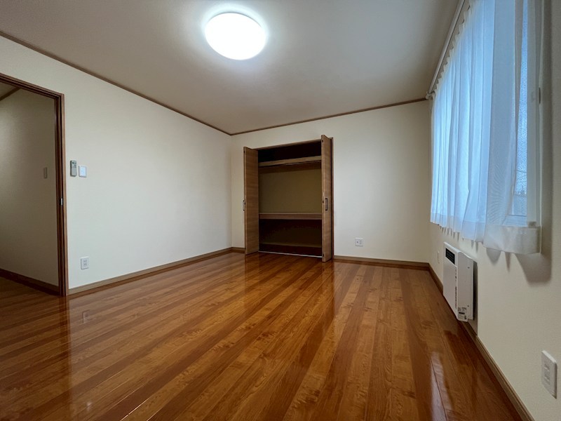 とん田西町２１７番　戸建て 内観写真（リビング以外の居室）