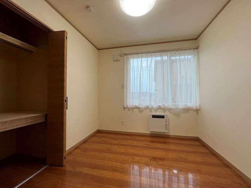 とん田西町２１７番　戸建て 内観写真（リビング以外の居室）