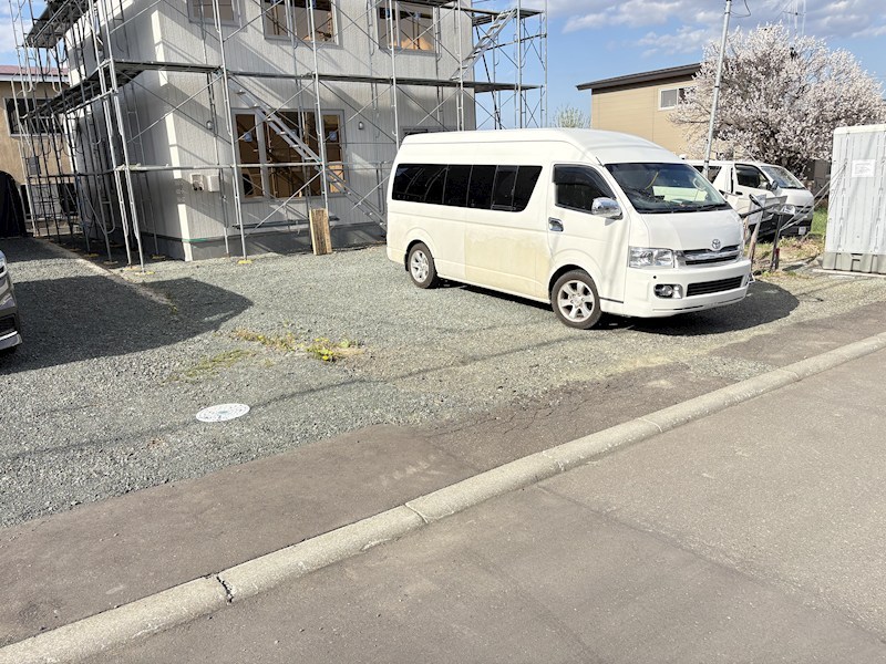 美山町南１０丁目３０番　戸建て 現地写真（駐車場）