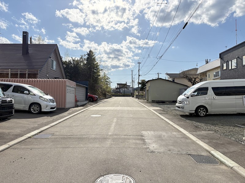 美山町南１０丁目３０番　戸建て 現地写真（前面道路含む現地写真）