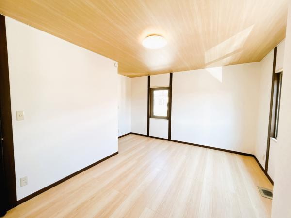美芳町６丁目２番　戸建て 内観写真（リビング以外の居室）
