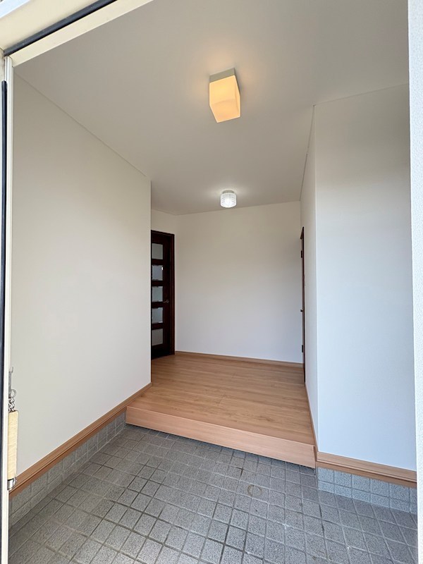 美山町西４丁目５０番　戸建て 現地写真（玄関）