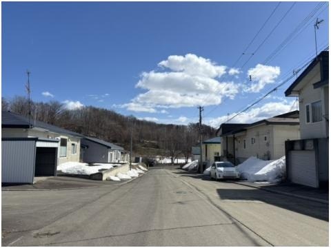 美山町東３丁目７０番　戸建て 現地写真（前面道路含む現地写真）