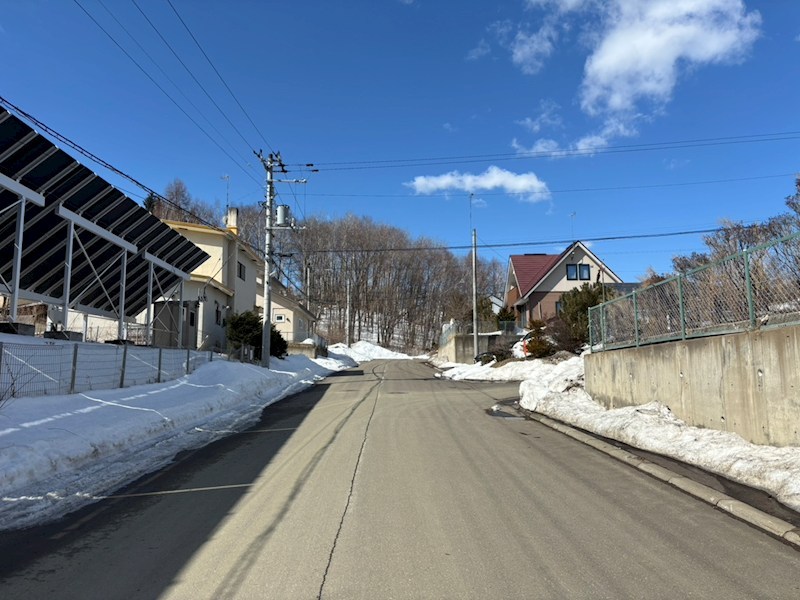 美山町東３丁目７０番　戸建て 現地写真（前面道路含む現地写真）