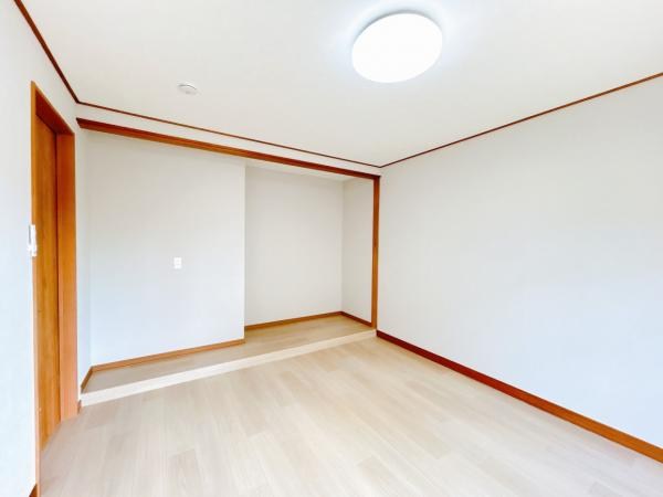 柏陽町５５７番　戸建て 内観写真（リビング以外の居室）