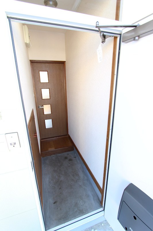 青葉１丁目８番　共同住宅 現地写真（玄関）