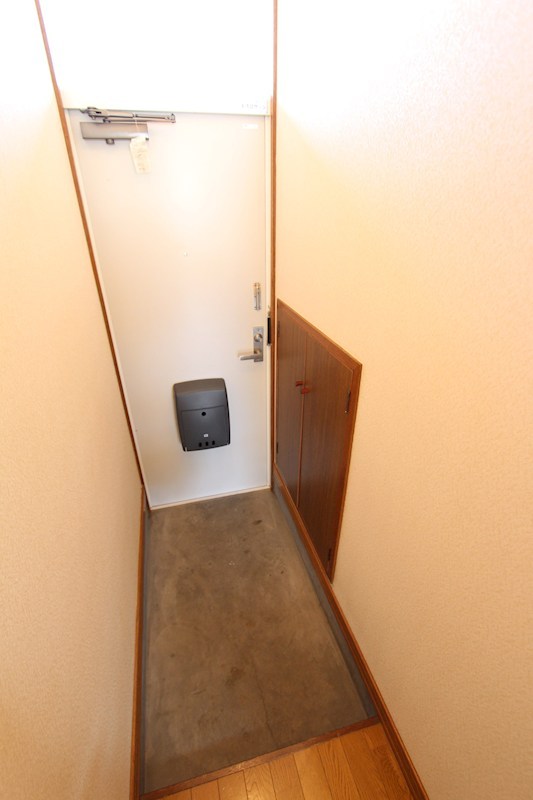 青葉１丁目８番　共同住宅 現地写真（玄関）