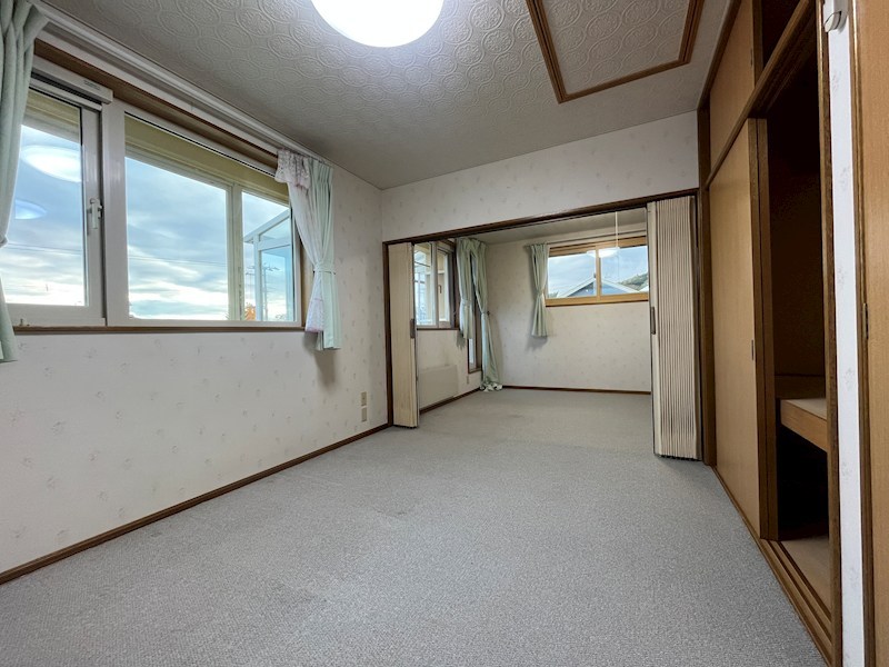 緑ヶ丘５丁目３１番　戸建て 内観写真（リビング以外の居室）