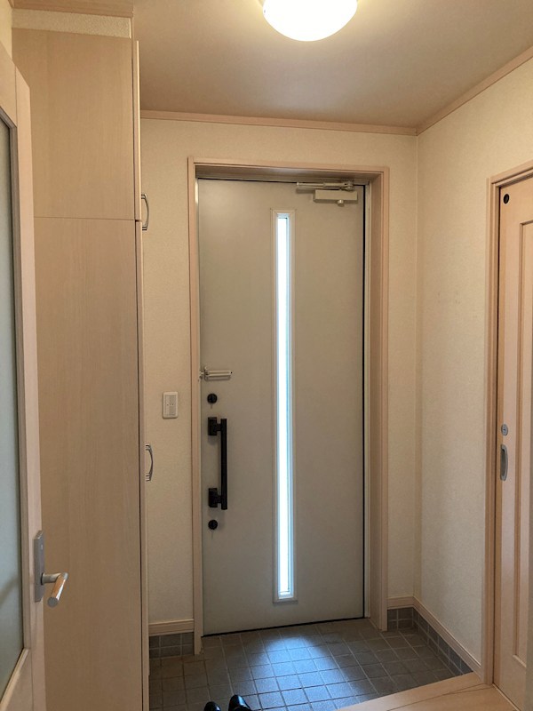 ひかり野１丁目１０番　戸建て 現地写真（玄関）