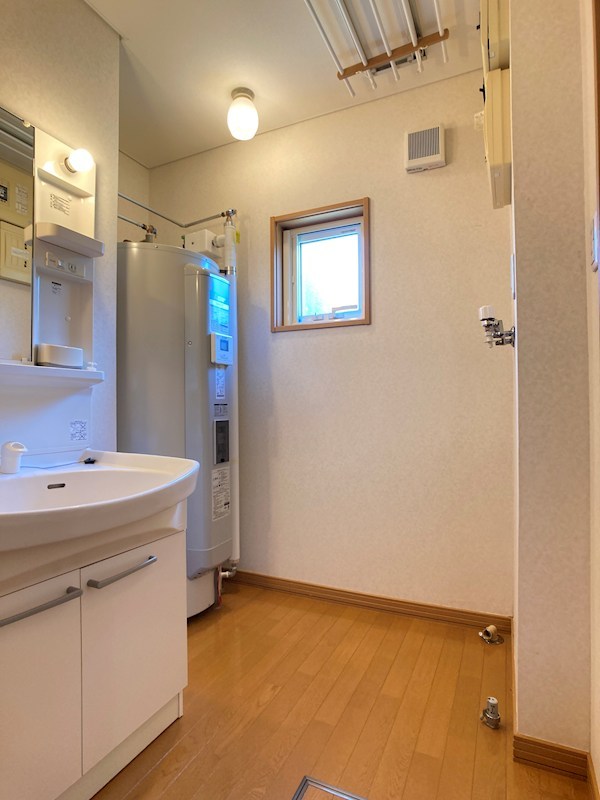 東陵町１７０番　共同住宅 内観写真（洗面台・洗面所）