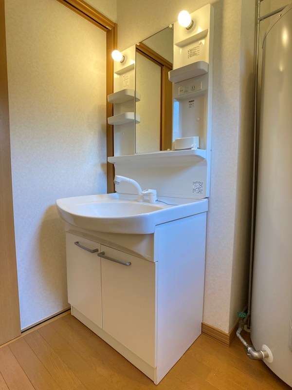 東陵町１７０番　共同住宅 内観写真（洗面台・洗面所）