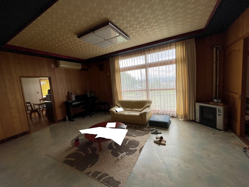 高栄西町３丁目１８３番　戸建て 内観写真（リビング）