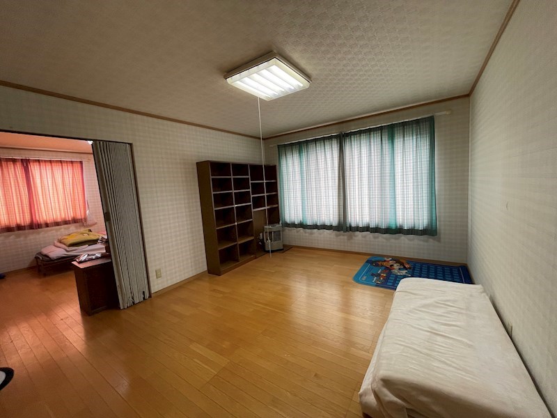 高栄西町３丁目１８３番　戸建て 内観写真（リビング以外の居室）