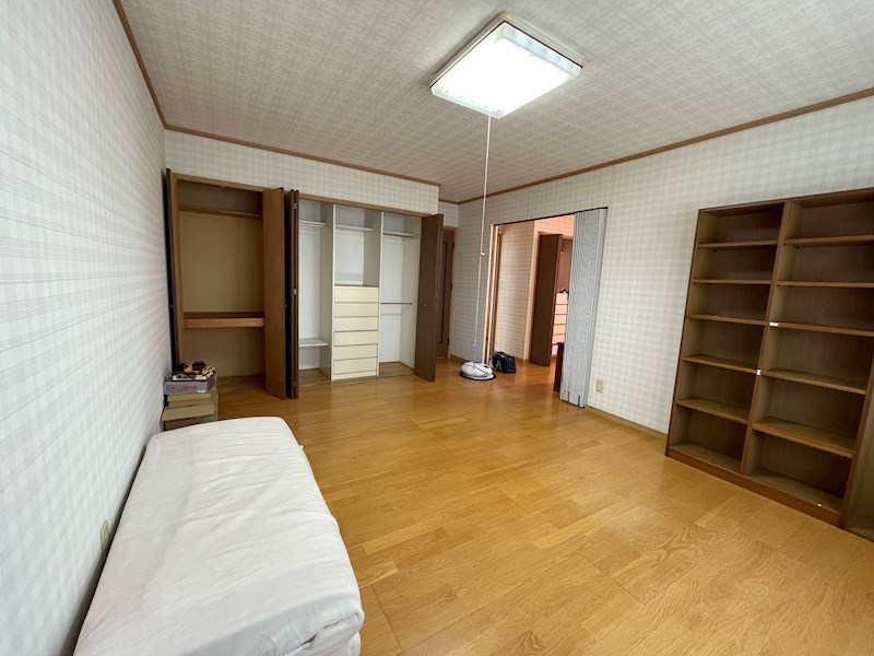 高栄西町３丁目１８３番　戸建て 内観写真（リビング以外の居室）