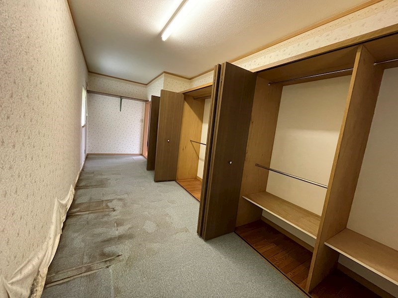 高栄西町３丁目１８３番　戸建て 内観写真（収納）