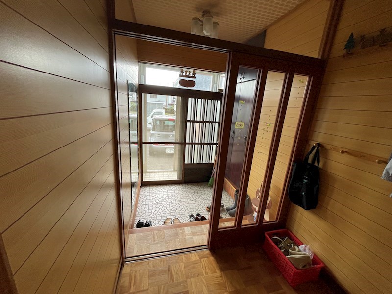 高栄西町３丁目１８３番　戸建て 現地写真（玄関）